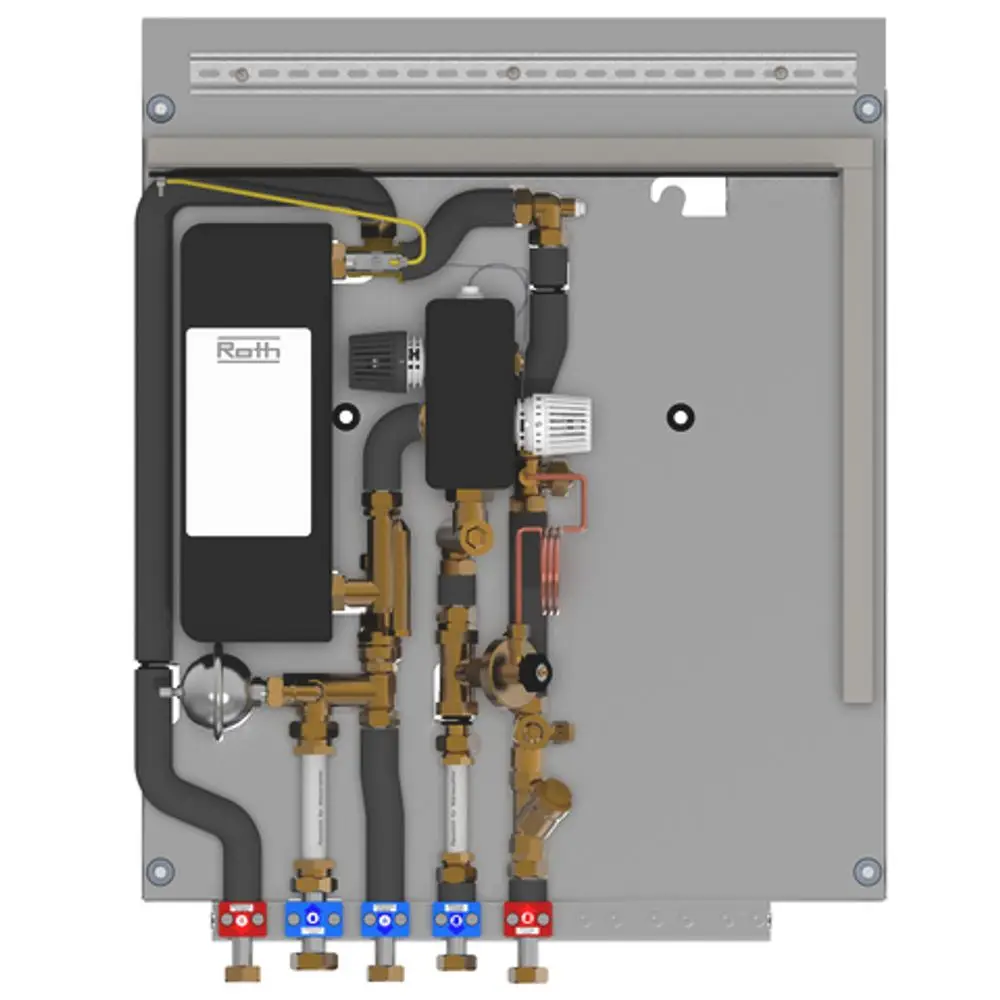 Roth Wohnungsstation mit verschiedenen Rohrleitungen und Ventilen, montiert auf einer grauen Rückwand, zeigt hydraulische Anschlüsse und Steuerungselemente.